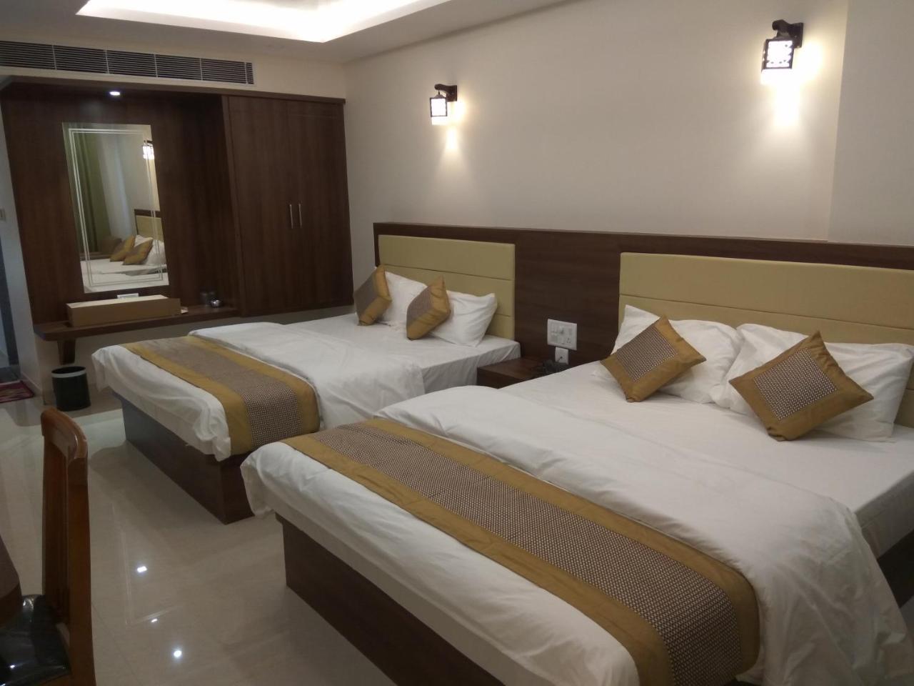 Hotel Ambika International Byndoor Bainduru Екстериор снимка