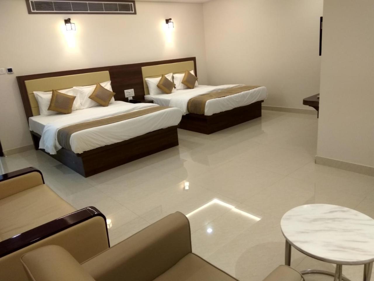 Hotel Ambika International Byndoor Bainduru Екстериор снимка