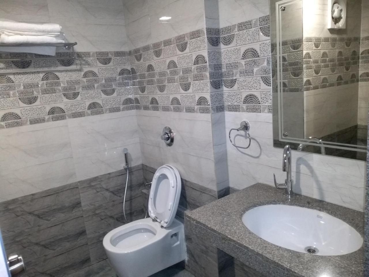 Hotel Ambika International Byndoor Bainduru Екстериор снимка