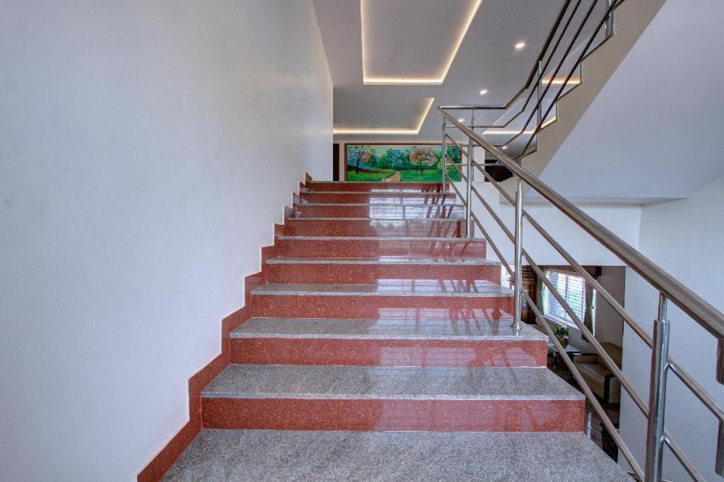 Hotel Ambika International Byndoor Bainduru Екстериор снимка